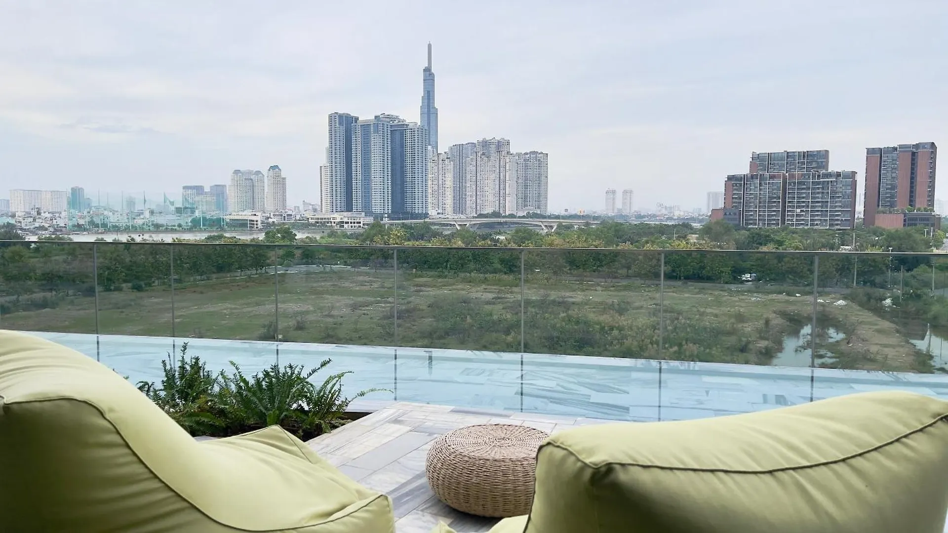 M-H Residence - Crest Metropole Apartments Two Bedrooms With Pool Ho Chi Minh City 0*,